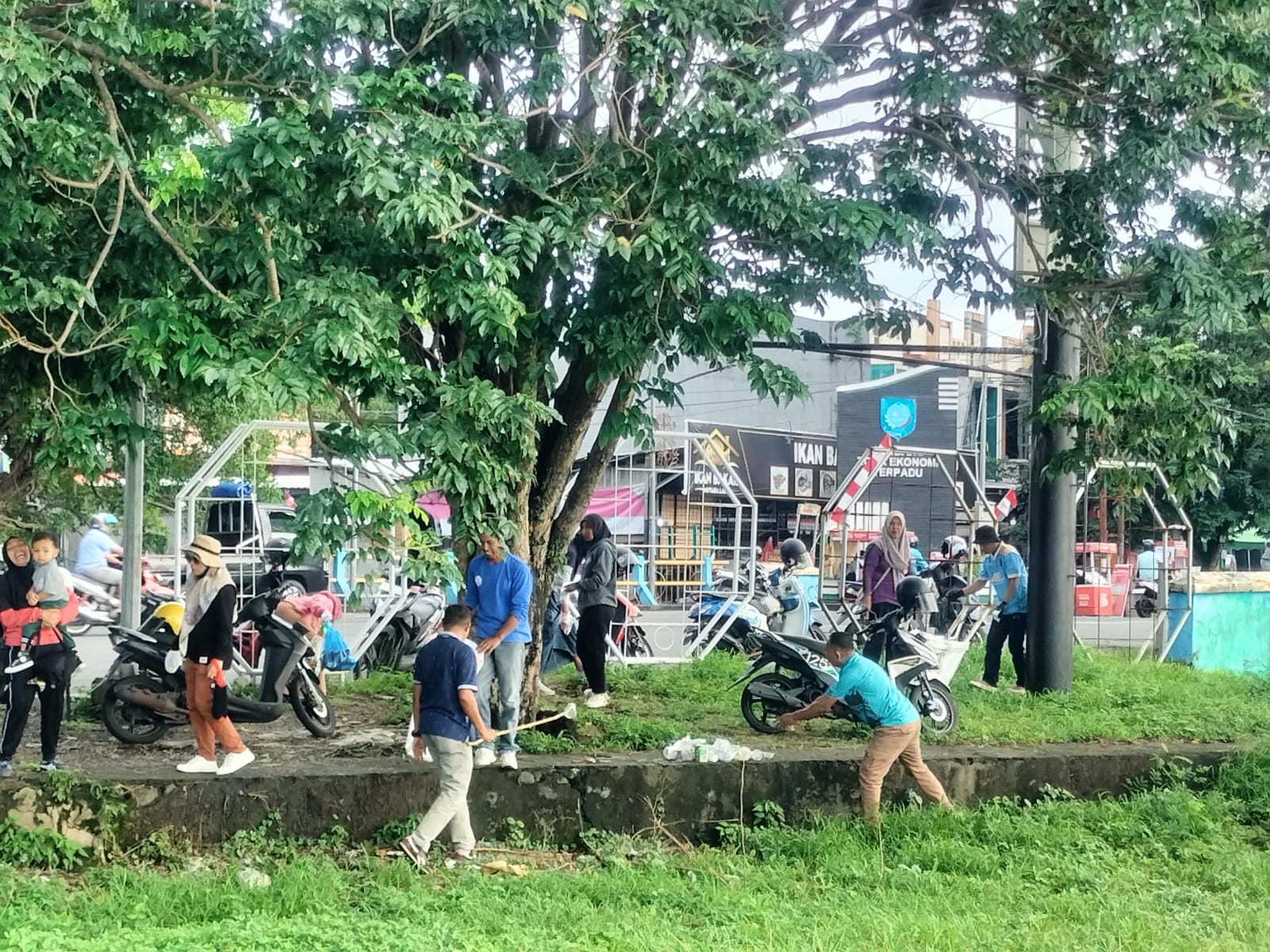 Gerakan Laut Sehat Bebas Sampah, Seluruh Staf DKP Kota Ternate Terjun Langsung Pungut Sampah